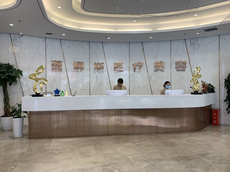 2020年5月27日,记者与刘女士一起来到蕾娜斯医疗美容机构了解情况.